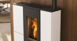 Tratto 9+/12++ εργονομική σόμπα pellet, βάθους 32 cm. Κατάλληλη για παθητικά σπίτια. Επένδυση ατσάλι λευκό .