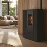 Tratto 9+ εργονομική σόμπα pellet, βάθους 32 cm. Κατάλληλη για παθητικά σπίτια. Επένδυση ατσάλι μαύρο.
