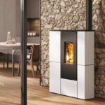 Tratto 9+/12++ εργονομική σόμπα pellet, βάθους 32 cm. Κατάλληλη για παθητικά σπίτια. Επένδυση ατσάλι λευκό .
